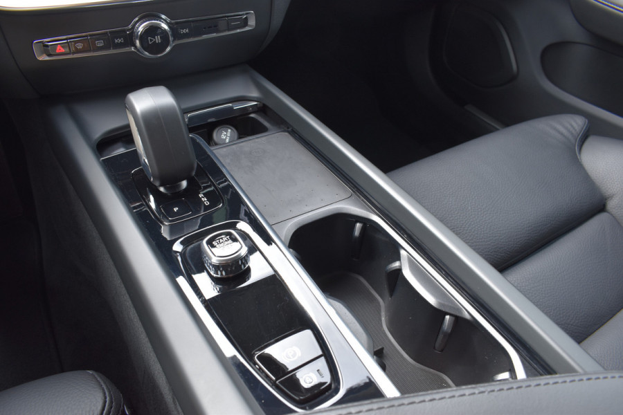 Volvo V60 B4 211PK Automaat Plus Dark | Trekhaak | ACC | Leder | Stoelverwarming | 360 Camera | 18"LMV