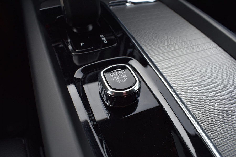 Volvo V60 B4 211PK Automaat Plus Dark | Trekhaak | ACC | Leder | Stoelverwarming | 360 Camera | 18"LMV