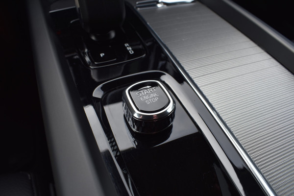 Volvo V60 B4 211PK Automaat Plus Dark | Trekhaak | ACC | Leder | Stoelverwarming | 360 Camera | 18"LMV