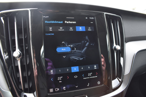 Volvo V60 B4 211PK Automaat Plus Dark | Trekhaak | ACC | Leder | Stoelverwarming | 360 Camera | 18"LMV