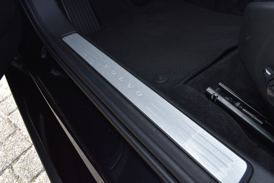 Volvo V60 B4 211PK Automaat Plus Dark | Trekhaak | ACC | Leder | Stoelverwarming | 360 Camera | 18"LMV