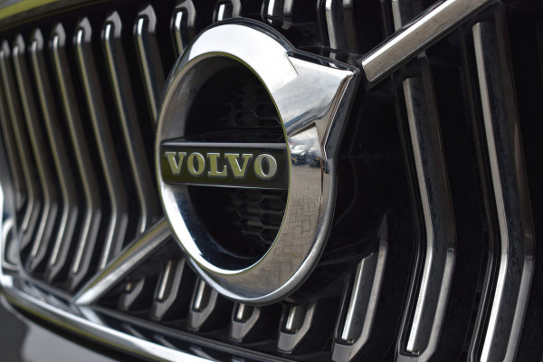Volvo XC40 T4 211PK Recharge Inscription | ACC | Trekhaak | Leder | Camera | Stoelverwarming | 19"LMV