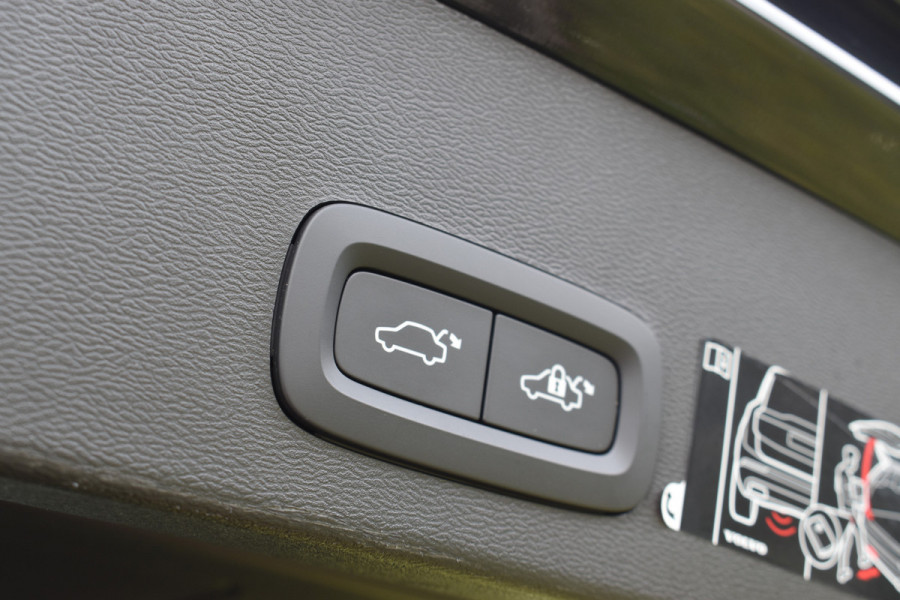 Volvo XC40 T4 211PK Recharge Inscription | ACC | Trekhaak | Leder | Camera | Stoelverwarming | 19"LMV