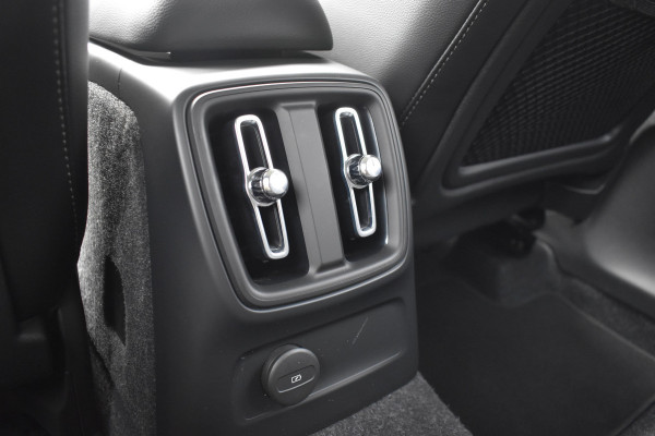 Volvo XC40 T4 211PK Recharge Inscription | ACC | Trekhaak | Leder | Camera | Stoelverwarming | 19"LMV