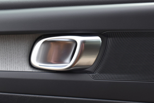 Volvo XC40 T4 211PK Recharge Inscription | ACC | Trekhaak | Leder | Camera | Stoelverwarming | 19"LMV