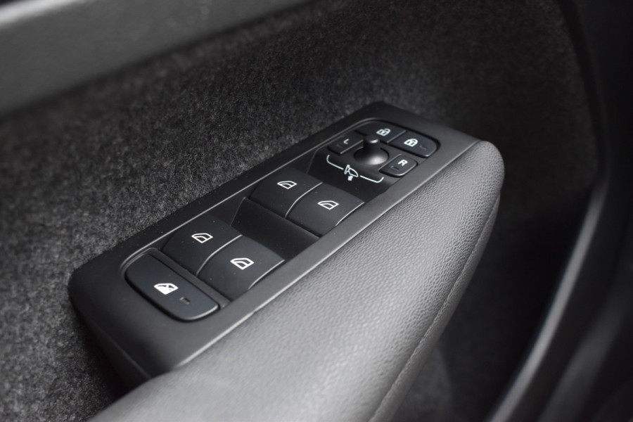 Volvo XC40 T4 211PK Recharge Inscription | ACC | Trekhaak | Leder | Camera | Stoelverwarming | 19"LMV