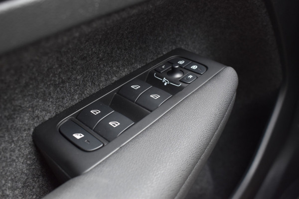 Volvo XC40 T4 211PK Recharge Inscription | ACC | Trekhaak | Leder | Camera | Stoelverwarming | 19"LMV
