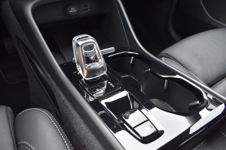 Volvo XC40 T4 211PK Recharge Inscription | ACC | Trekhaak | Leder | Camera | Stoelverwarming | 19"LMV