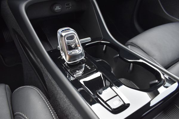 Volvo XC40 T4 211PK Recharge Inscription | ACC | Trekhaak | Leder | Camera | Stoelverwarming | 19"LMV