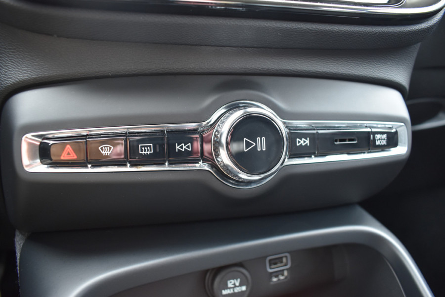 Volvo XC40 T4 211PK Recharge Inscription | ACC | Trekhaak | Leder | Camera | Stoelverwarming | 19"LMV