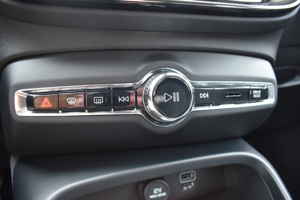 Volvo XC40 T4 211PK Recharge Inscription | ACC | Trekhaak | Leder | Camera | Stoelverwarming | 19"LMV