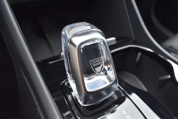 Volvo XC40 T4 211PK Recharge Inscription | ACC | Trekhaak | Leder | Camera | Stoelverwarming | 19"LMV