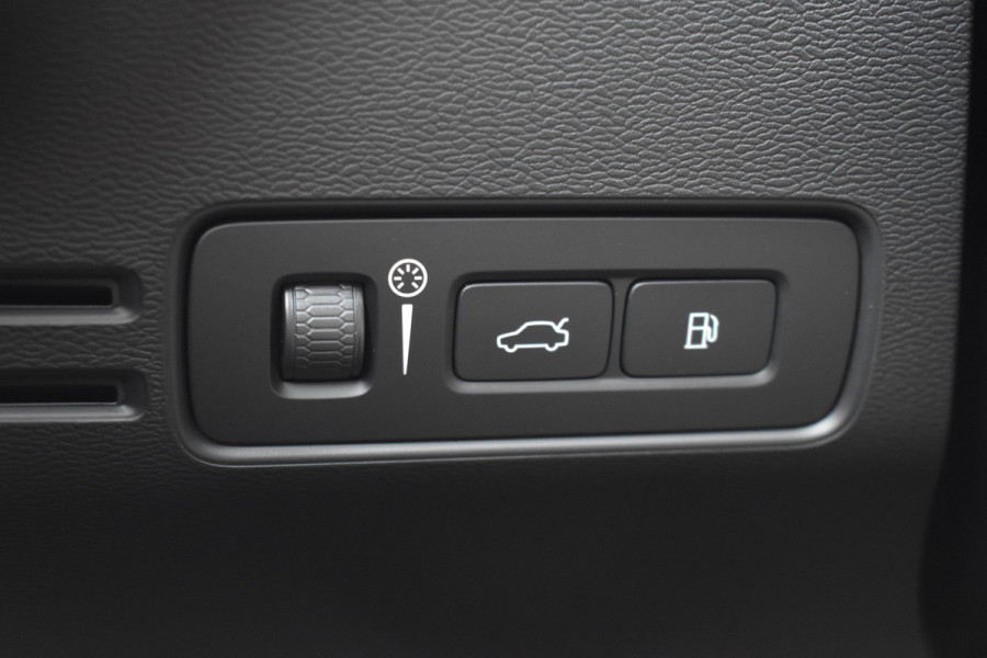 Volvo XC40 T4 211PK Recharge Inscription | ACC | Trekhaak | Leder | Camera | Stoelverwarming | 19"LMV