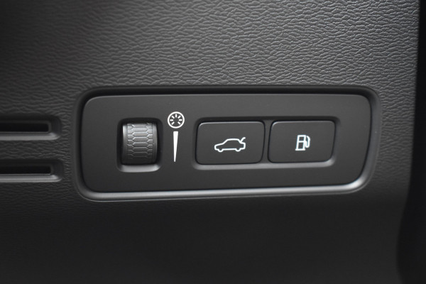Volvo XC40 T4 211PK Recharge Inscription | ACC | Trekhaak | Leder | Camera | Stoelverwarming | 19"LMV