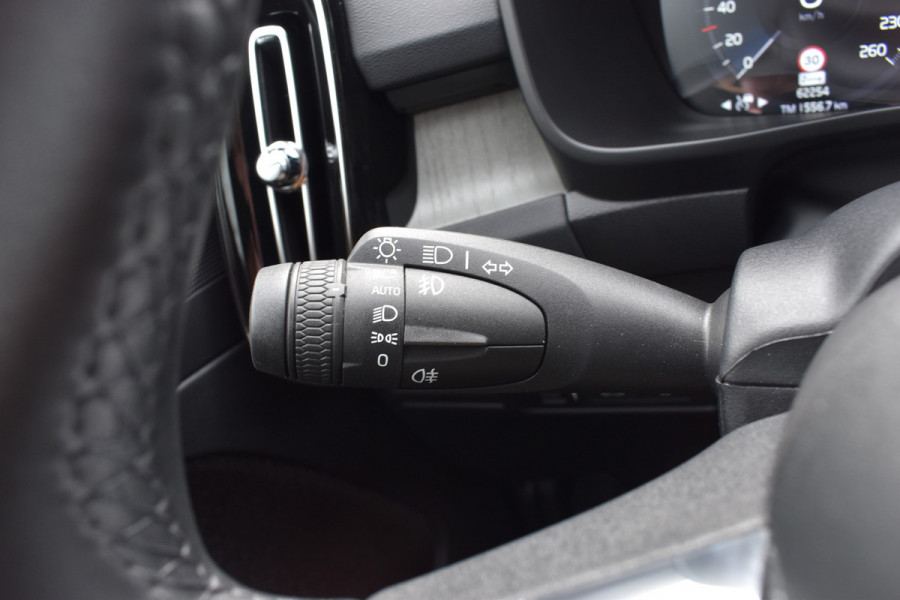 Volvo XC40 T4 211PK Recharge Inscription | ACC | Trekhaak | Leder | Camera | Stoelverwarming | 19"LMV