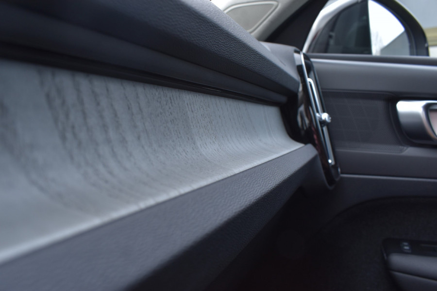 Volvo XC40 T4 211PK Recharge Inscription | ACC | Trekhaak | Leder | Camera | Stoelverwarming | 19"LMV