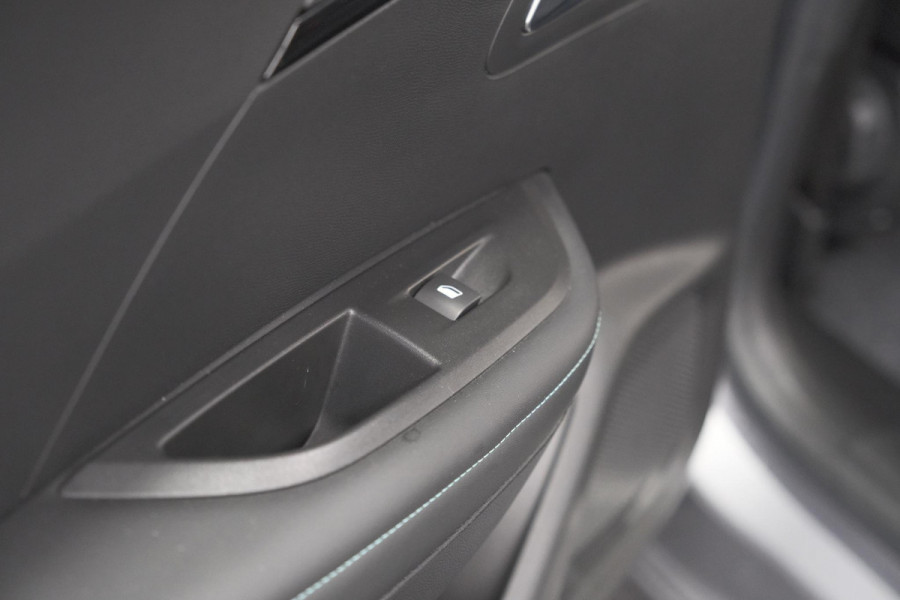 Peugeot e-2008 EV Allure 50 kWh | SOH=96.7 % | 3 Fase Laadfunctie | Camera | Navigatie | Parkeersensoren | Apple Carplay