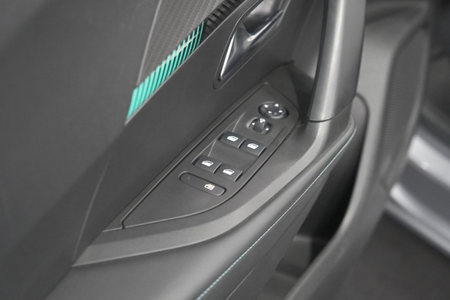 Peugeot e-2008 EV Allure 50 kWh | SOH=96.7 % | 3 Fase Laadfunctie | Camera | Navigatie | Parkeersensoren | Apple Carplay