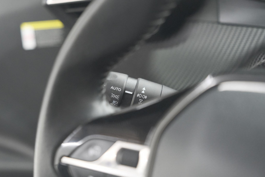 Peugeot e-2008 EV Allure 50 kWh | SOH=96.7 % | 3 Fase Laadfunctie | Camera | Navigatie | Parkeersensoren | Apple Carplay