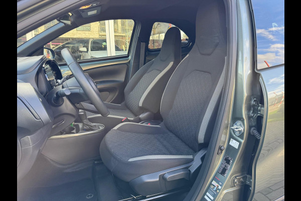 Toyota Aygo X 1.0 VVT-i S-CVT Pulse Automaat | December 2024, Stoelverwarming, Bi-Tone, Airco, Privacy Glass, Lichtmetalen velgen, Apple CarPl