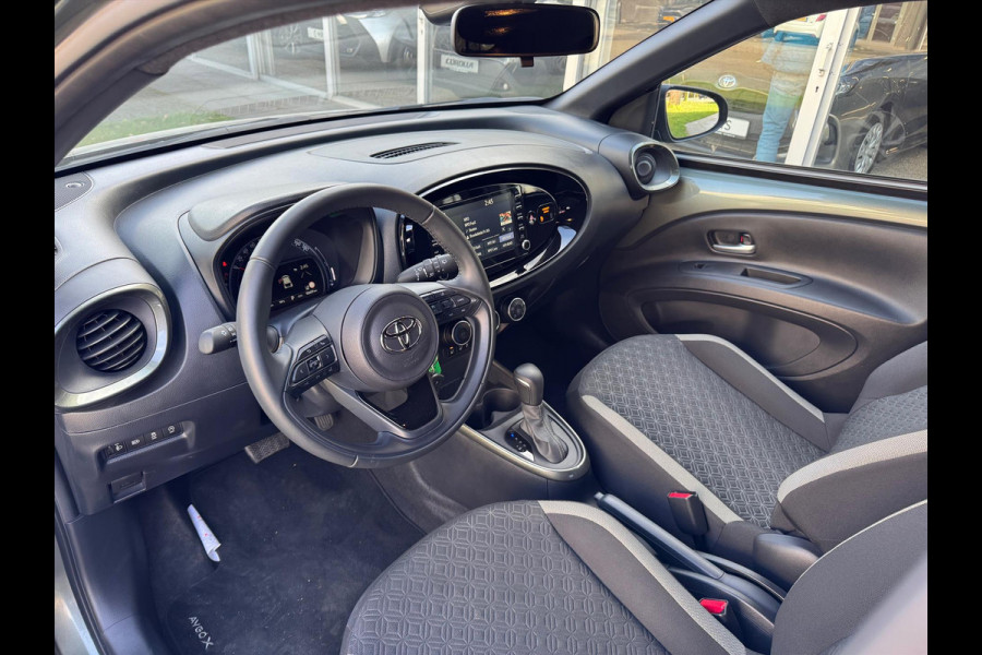 Toyota Aygo X 1.0 VVT-i S-CVT Pulse Automaat | December 2024, Stoelverwarming, Bi-Tone, Airco, Privacy Glass, Lichtmetalen velgen, Apple CarPl