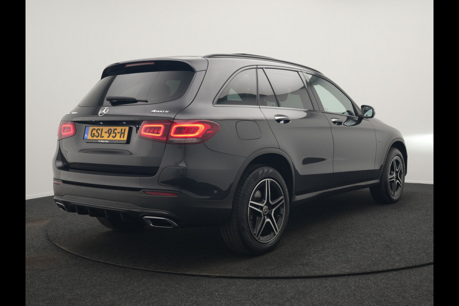 Mercedes-Benz GLC 300e 4MATIC Premium Plus PHEV 320pk Dealer O.H | Panodak | Adaptive Cruise | Sportstoelen Memory | Burmester | AMG Exterieur | Head Up | Camera | Keyless |