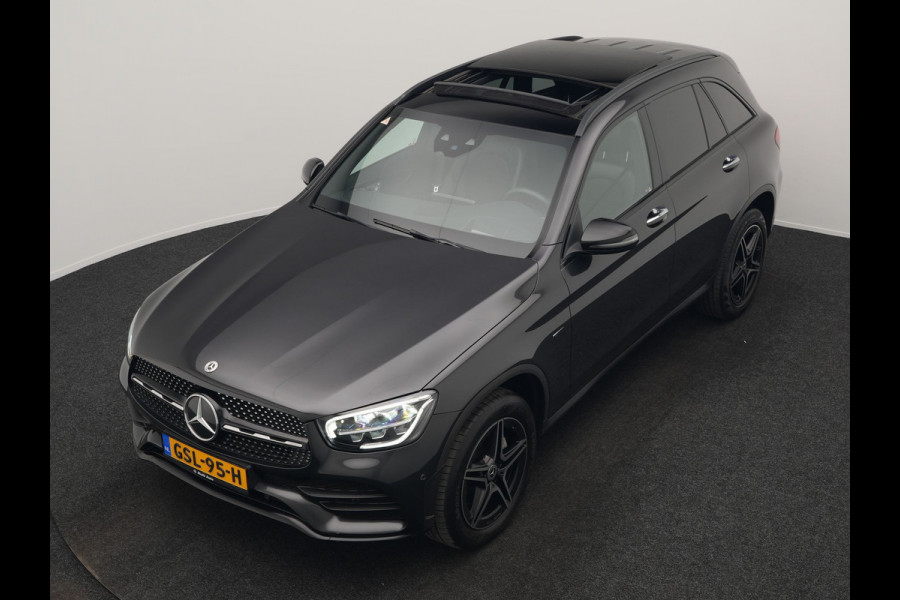 Mercedes-Benz GLC 300e 4MATIC Premium Plus PHEV 320pk Dealer O.H | Panodak | Adaptive Cruise | Sportstoelen Memory | Burmester | AMG Exterieur | Head Up | Camera | Keyless |