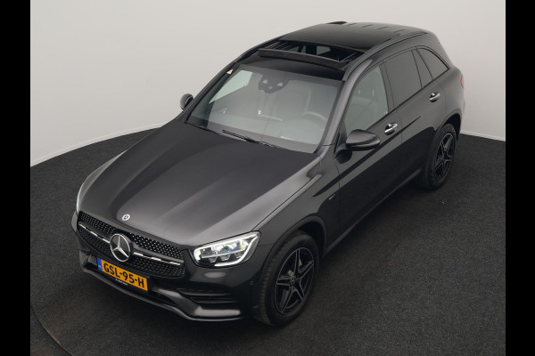 Mercedes-Benz GLC 300e 4MATIC Premium Plus PHEV 320pk Dealer O.H | Panodak | Adaptive Cruise | Sportstoelen Memory | Burmester | AMG Exterieur | Head Up | Camera | Keyless |