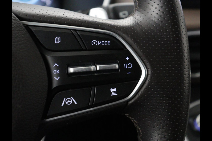 Hyundai Santa Fe 1.6 T-GDI PHEV Premium 7 Persoons | SOH 97,2% | Stoelventilatie | Trekhaak | Head-Up | Leder | Achterbankverwarming | 360 Camera | Carplay | Keyless | Adaptive cruise | Navigatie | Plug In
