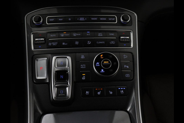Hyundai Santa Fe 1.6 T-GDI PHEV Premium 7 Persoons | SOH 97,2% | Stoelventilatie | Trekhaak | Head-Up | Leder | Achterbankverwarming | 360 Camera | Carplay | Keyless | Adaptive cruise | Navigatie | Plug In