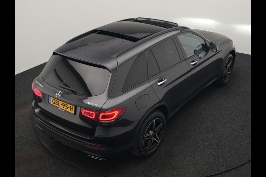 Mercedes-Benz GLC 300e 4MATIC Premium Plus PHEV 320pk Dealer O.H | Panodak | Adaptive Cruise | Sportstoelen Memory | Burmester | AMG Exterieur | Head Up | Camera | Keyless |