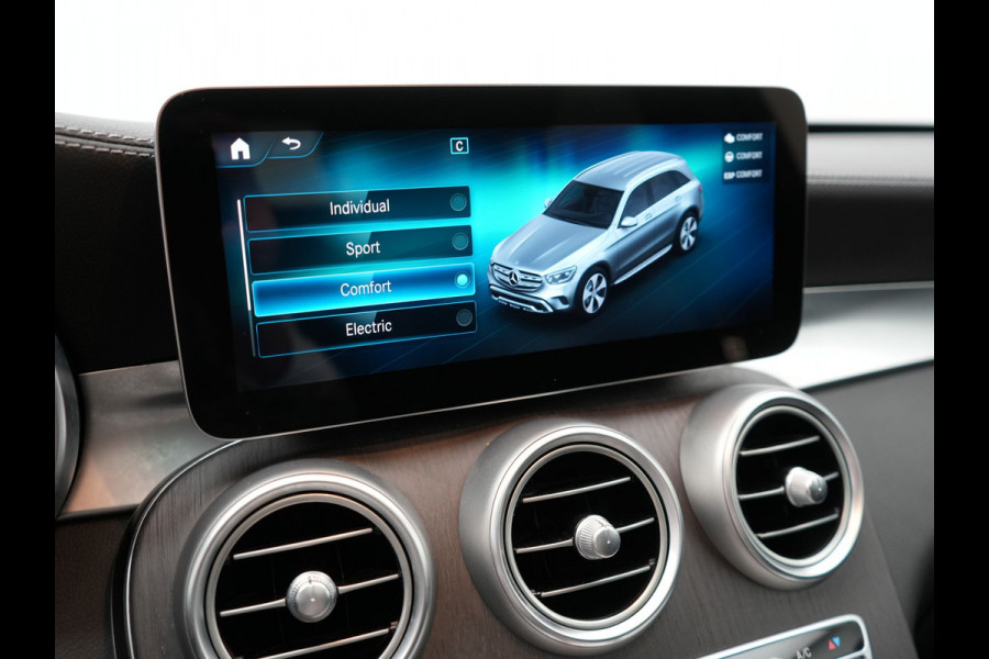 Mercedes-Benz GLC 300e 4MATIC Premium Plus PHEV 320pk Dealer O.H | Panodak | Adaptive Cruise | Sportstoelen Memory | Burmester | AMG Exterieur | Head Up | Camera | Keyless |