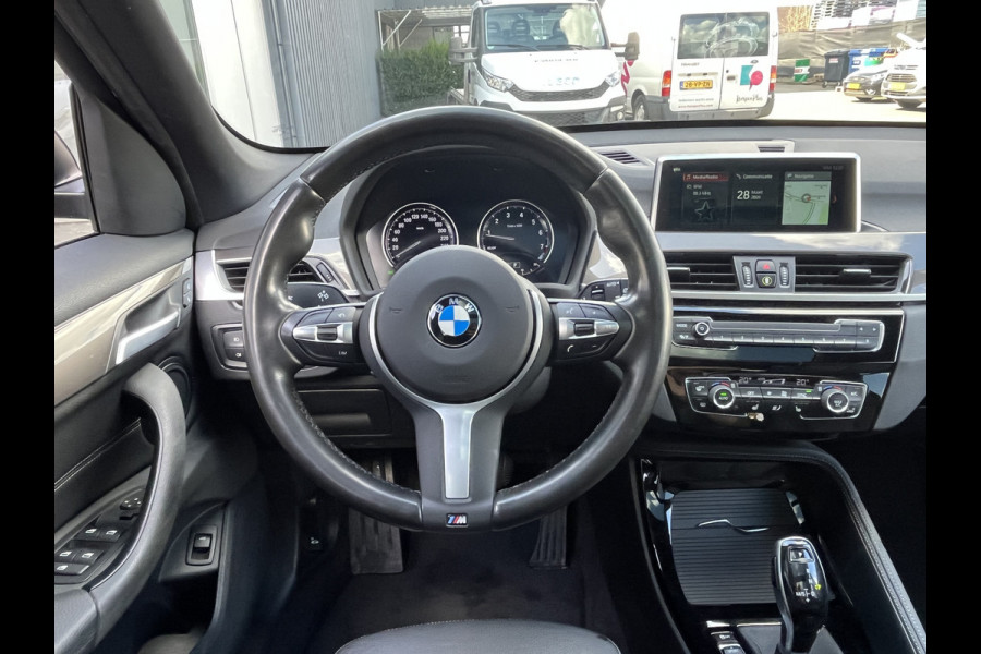 BMW X1 sDrive20i High Executive 192pk/141kW Automaat | Panodak | Afneembare trekhaak | Vol leder | Camera | Elektr. achterklep | Head-Up display | etc. etc.