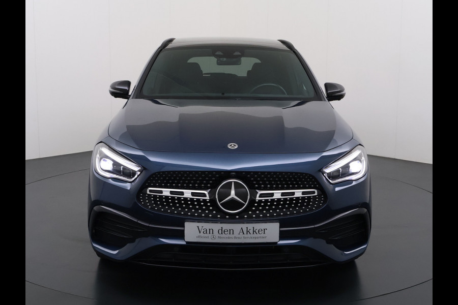 Mercedes-Benz GLA 250e AMG // Trekhaak // Distronic // Headup Display // Memory // 360 Camera // Panoramadak // Leder // 20" LM // Sfeerverlichtin