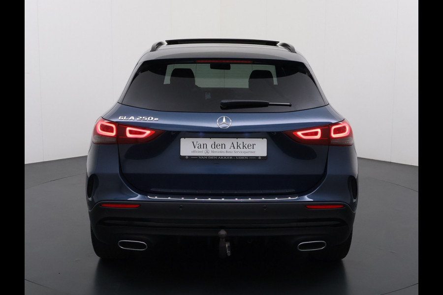 Mercedes-Benz GLA 250e AMG // Trekhaak // Distronic // Headup Display // Memory // 360 Camera // Panoramadak // Leder // 20" LM // Sfeerverlichtin