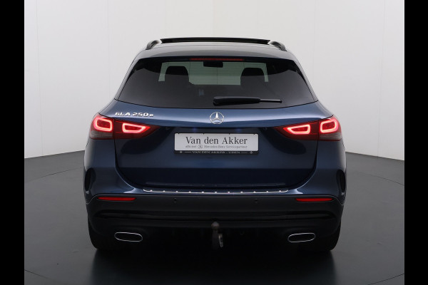Mercedes-Benz GLA 250e AMG // Trekhaak // Distronic // Headup Display // Memory // 360 Camera // Panoramadak // Leder // 20" LM // Sfeerverlichtin