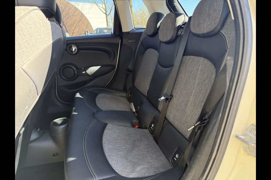 MINI Mini 1.5 Cooper Pepper VAN: 19.400,- VOOR: 17.877,- UW LENTEVOORDEEL: 1.523,- euro SUPER COMPLEET|LED|  STOELVERWARMING| APPLE CARPLAY| PARKEERSENSOREN VOOR + ACHTER| NET ONDERHOUD GEHAD, RIJKLAAR INCL. 12 MND BOVAG GARANTIE|