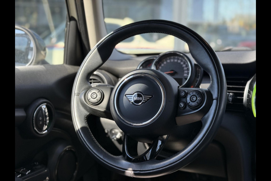 MINI Mini 1.5 Cooper Pepper VAN: 19.400,- VOOR: 17.877,- UW LENTEVOORDEEL: 1.523,- euro SUPER COMPLEET|LED|  STOELVERWARMING| APPLE CARPLAY| PARKEERSENSOREN VOOR + ACHTER| NET ONDERHOUD GEHAD, RIJKLAAR INCL. 12 MND BOVAG GARANTIE|