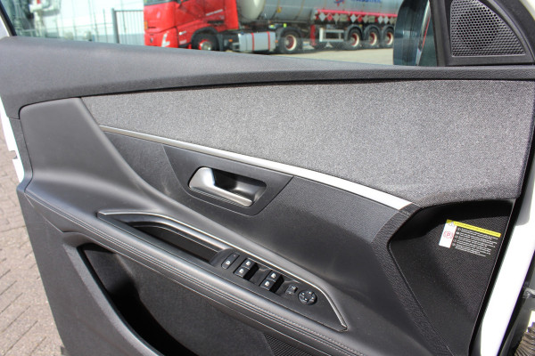 Peugeot 3008 1.2 PureTech Blue Lease Premium carplay trekhaak leder