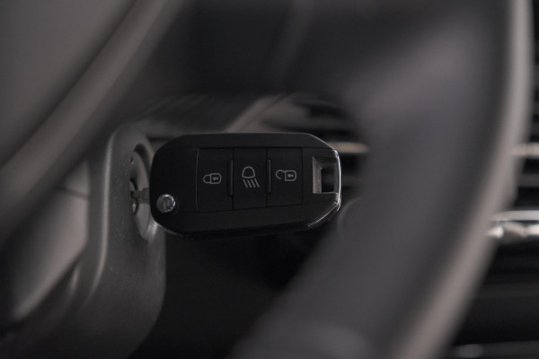 Peugeot 2008 1.2 Hybrid 136 Style | Apple Carplay | Parkeersensoren | Climate control