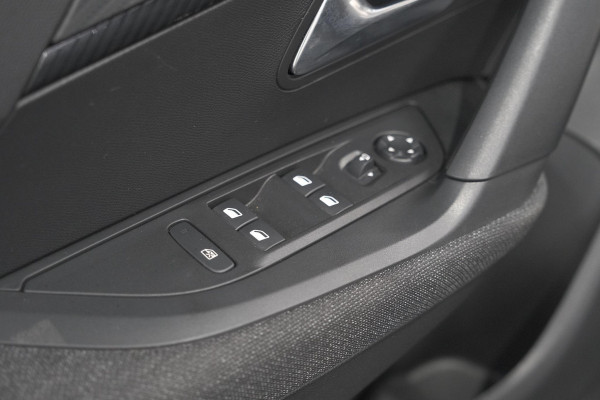 Peugeot 2008 1.2 Hybrid 136 Style | Apple Carplay | Parkeersensoren | Climate control