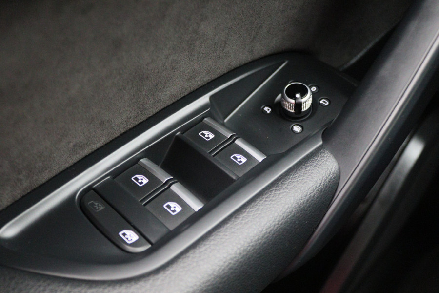 Audi Q5 55 TFSI e Quattro Plug-in Hybrid Competition S-Line Leer, Panoramadak, Cruise, Apple Carplay, Bluetooth, LED, Trekhaak, 21"