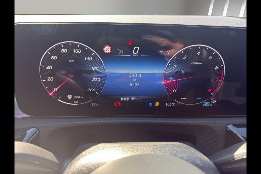 Mercedes-Benz A-Klasse 180 AMG Line | Pano | Sfeer | Stoelverw. | Camera | Trekhaak Electrisch |