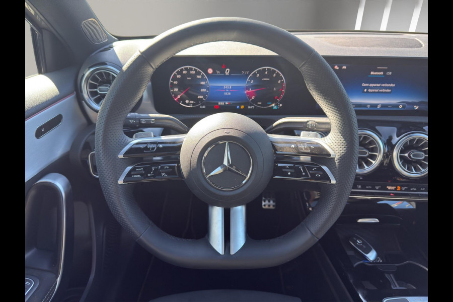 Mercedes-Benz A-Klasse 180 AMG Line | Pano | Sfeer | Stoelverw. | Camera | Trekhaak Electrisch |