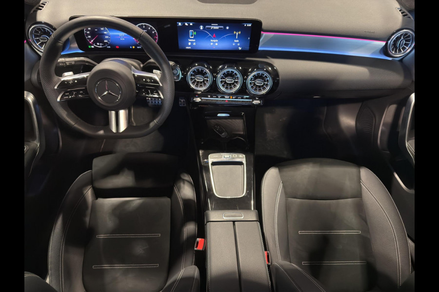 Mercedes-Benz A-Klasse 180 AMG Line | Pano | Sfeer | Stoelverw. | Camera | Trekhaak Electrisch |