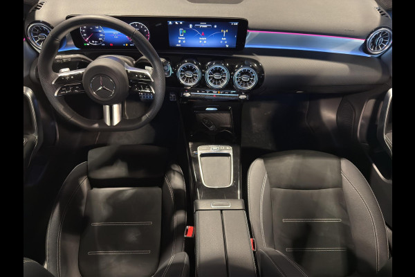 Mercedes-Benz A-Klasse 180 AMG Line | Pano | Sfeer | Stoelverw. | Camera | Trekhaak Electrisch |