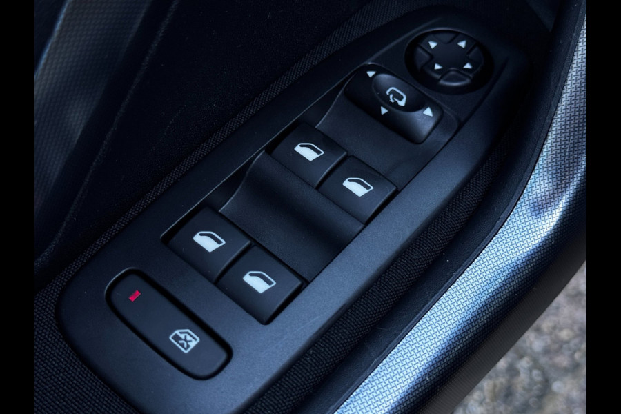 Peugeot 2008 1.2 PureTech Allure | Automaat | Trekhaak | Distributieriem vervangen| Parkeersensoren | Climate Control