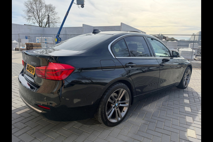 BMW 3-serie 320i Luxury Edition| M-Stuur | Leder | CarPlay | Schuifdak