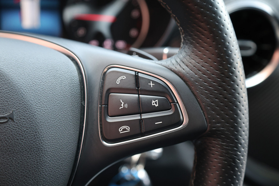 Mercedes-Benz V-Klasse 300d DC | 4-MATIC | AMG | 360 Camera | Stoelventilatie | CarPlay | Navigatie | Lederen bekleding | Elek schuifdeuren | LED Koplampen | Elek achterklep | DAB | Nieuwe APK | BPM Vrij | Facelift | 4x4