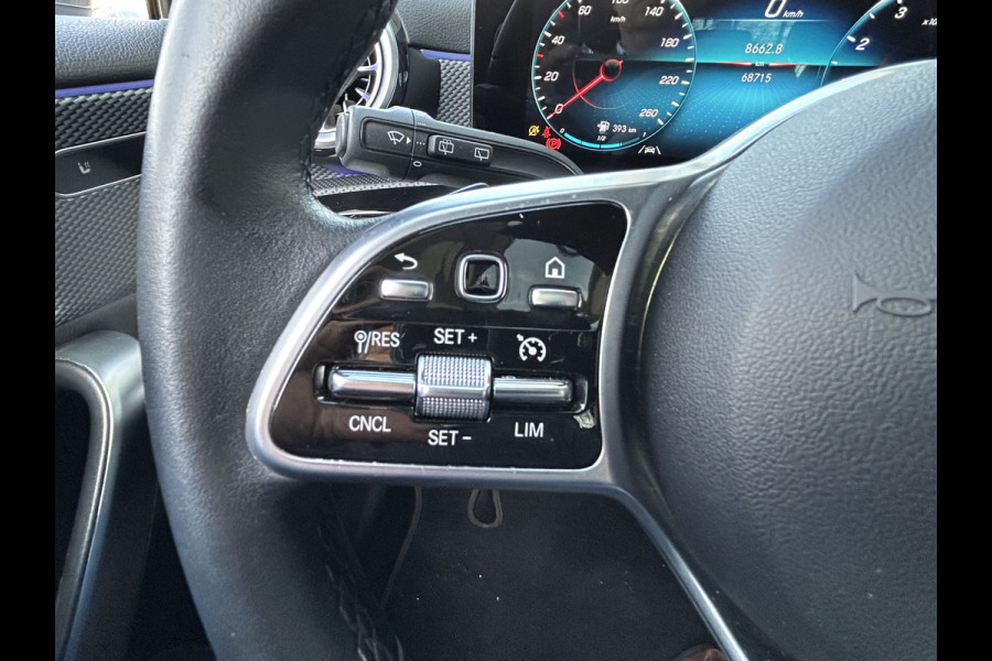 Mercedes-Benz A-Klasse 200 Luxury 164pk // Panoramadak // Carplay // Sfeerverlichting // MultiBeam LED // Keyless Entry // Camera // Advanced Audio